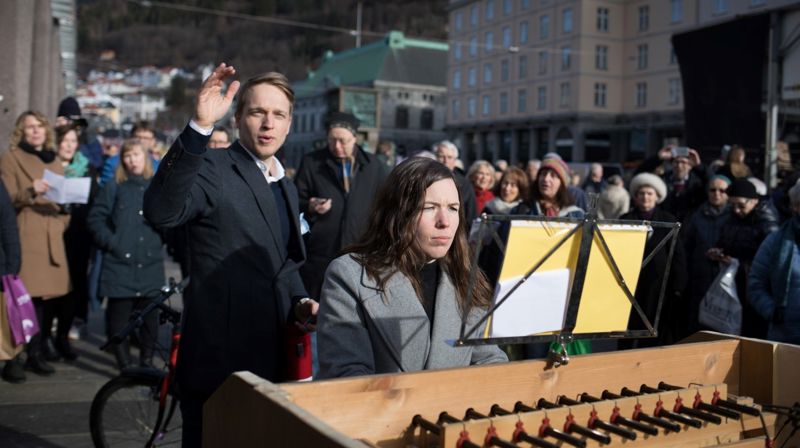 Salmestafett på Torgallmenningen. Foto: Magnus Skrede