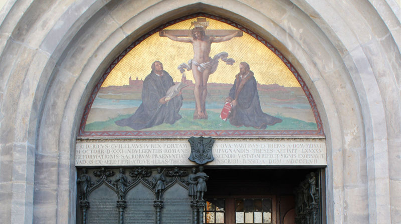 Døra inn til Slottskyrkja i Wittenberg har blitt symbolet på Luther sine sterke teser mot avlatshandelen. Ved reformasjonsmarkeringa i 2017 skal folk få publisera og drøfta sine eigen teser i Bergen.