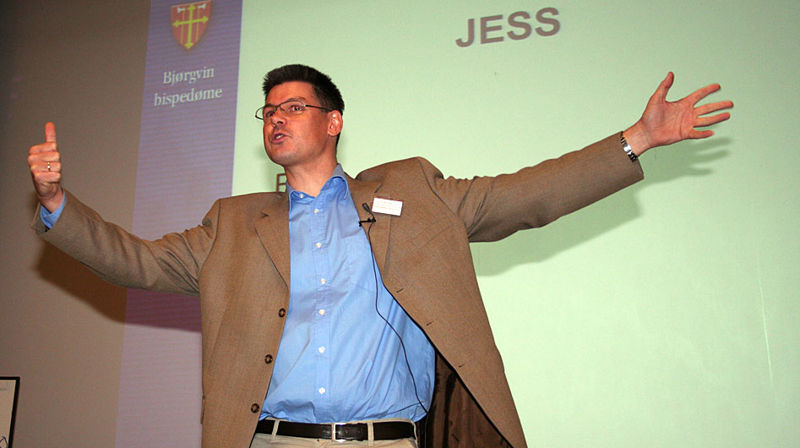 Preika, forkynninga av ordet, var det viktigaste for Luther, difor vil me slå eit slag for preika ved å ha ein preikekappleik og ein verkstad, seier Tore Skjæveland. Her er han sjølv i aksjon.