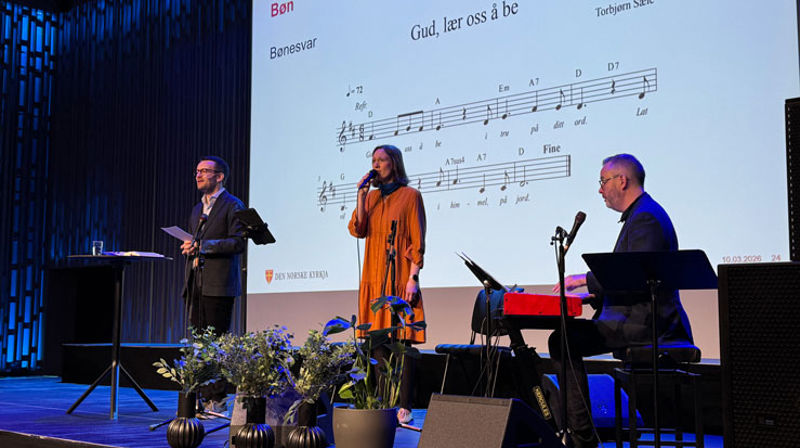 Torbjørn (t.v.) og Stine Karin Sæle, og Ove I. B. Danielsen leia morgonsong på Stiftsdagane 2026 med eigne salmar.