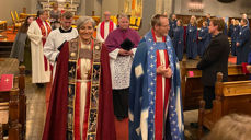 Biskopene Halvor Nordhaug og Herborg Finnset deltok på festgudstjenesten i Bergen domkirke. Preseter fra St. Paul katolske menighet i Bergen var også til stede. Foto: Ragna Sofie Grung Moe.