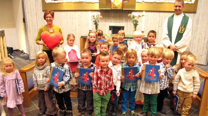 Trusopplæringa har fått utjamningsmidlar. Her frå utdeling av 4-årsbok i Ålhus, Jølster. Foto: Rune Molvik