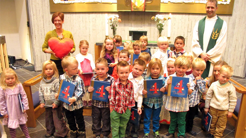 Trusopplæringa har fått utjamningsmidlar. Her frå utdeling av 4-årsbok i Ålhus, Jølster. Foto: Rune Molvik