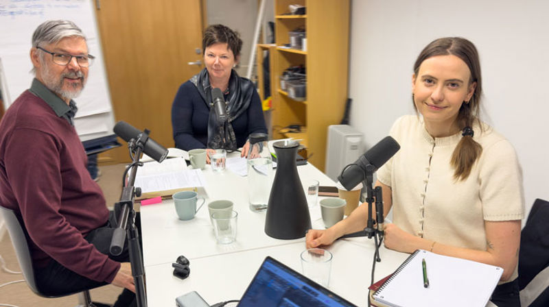 Benedicte og biskopen har hatt besøk av Tore Skjæveland, kyrkjefagsjef i Bjørgvin bispedøme, for å snakka om gudstenesta.