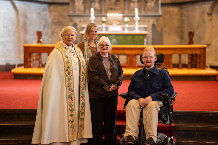 Biskop Ragnhild Jepsen med skaparane av bispek&aring;pa (f.v.) Kristine Synnes, Astri R&aelig;stad og Niels Synnes.Foto: Gyrid-Cecilie Nygaard