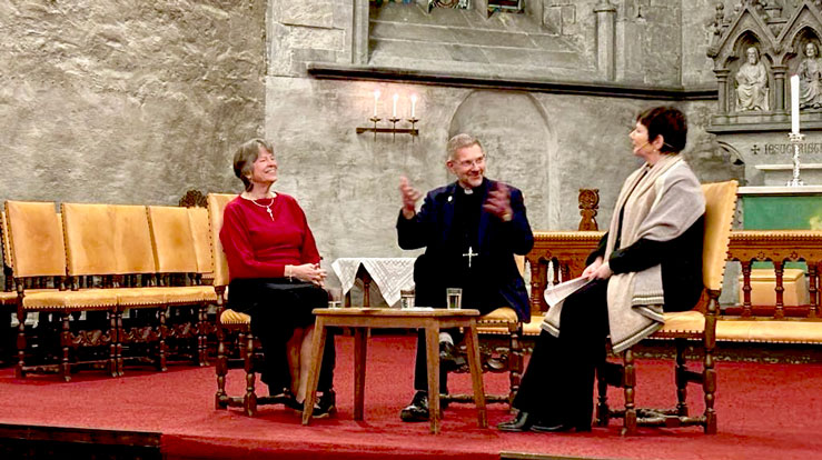 Hanne Sophie Greve (t.v.) Dean John Witcombe frå Coventry og biskop Ragnhild.