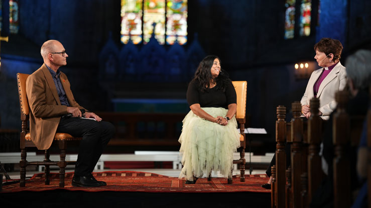 Kulturminister Lubna Jaffery og biskop Ragnhild Jepsen snakka om trua si i samtale med Gudmund Waaler. Foto: Gyrid C. Nygaard.