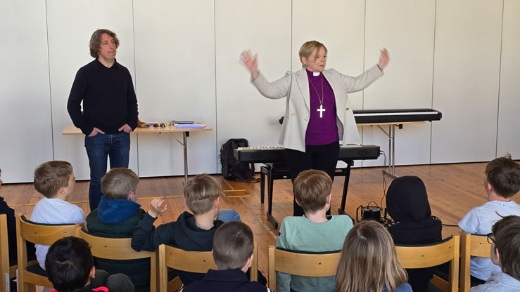 Biskop Ragnhild dirigerer Collegium vocale gutter på visitasen i Fridalen i år. Foto: Tore Skjæveland