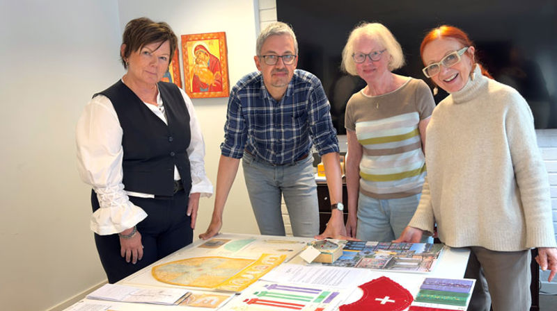 Vurderingskomiteen fv biskop Ragnhild Jepsen, Justin Kroesen, Anne Martha Hoff og Aashild Grana med vinnarutkastet