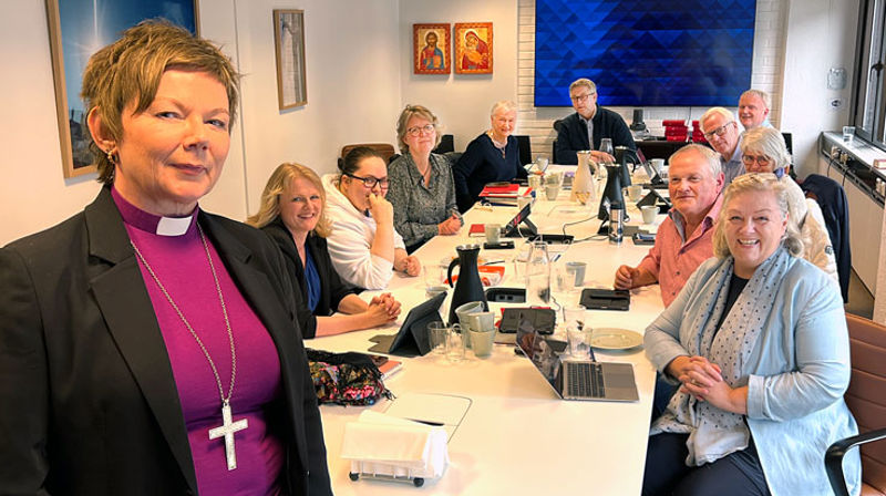 Kven skal sitja rundt bordet i bispedømerådet saman med biskopen? Ved valet 11. september kan alle kyrkjemedlemer med stemmerett vera med på å bestemma kven dei sju leke medlemene blir. Prestar og andre tilsette i kyrkja vel til saman to medlemer.