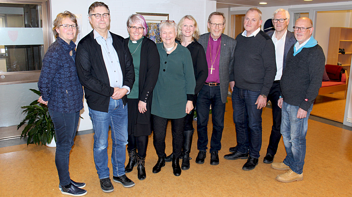 Det nye bispedømerådet i Bjørgvin. Frå venstre: Turid Fjose, Vemund Atle Øiestad (leiar), Astrid Fylling, Oddny Miljeteig (nestleiar), Kjersti Gautestad Norheim, biskop Halvor Nordhaug, Per Hilleren, Karl Johan Kirkebø og Stein Oltedal. Nora Sætre Baartveit var ikkje til stades då biletet vart teke. 