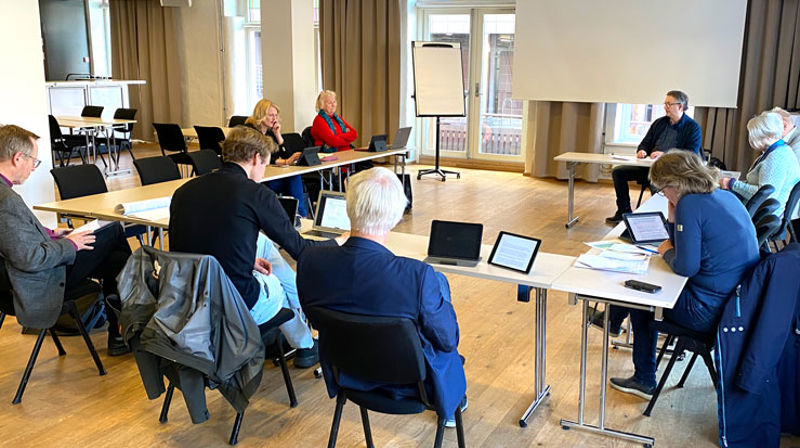 Vemund Atle Øiestad og Oddny Iren Miljeteig (lengst vekk frå kamera) vart attvalde som høvesvis leiar og nestleiar i Bjørgvin bispedømeråd.