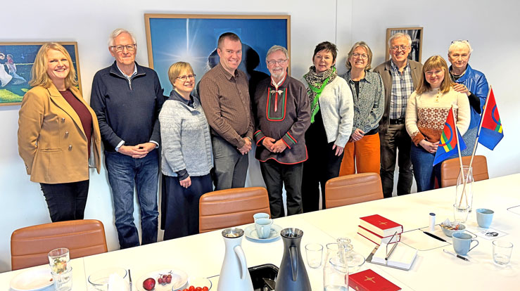 Bispedømerådsmøtet var på samane sin nasjonaldag, 6. februar. Som avlutning på møtet, leia Trygve Hellesøy rådet i bøna Vår far på samisk 