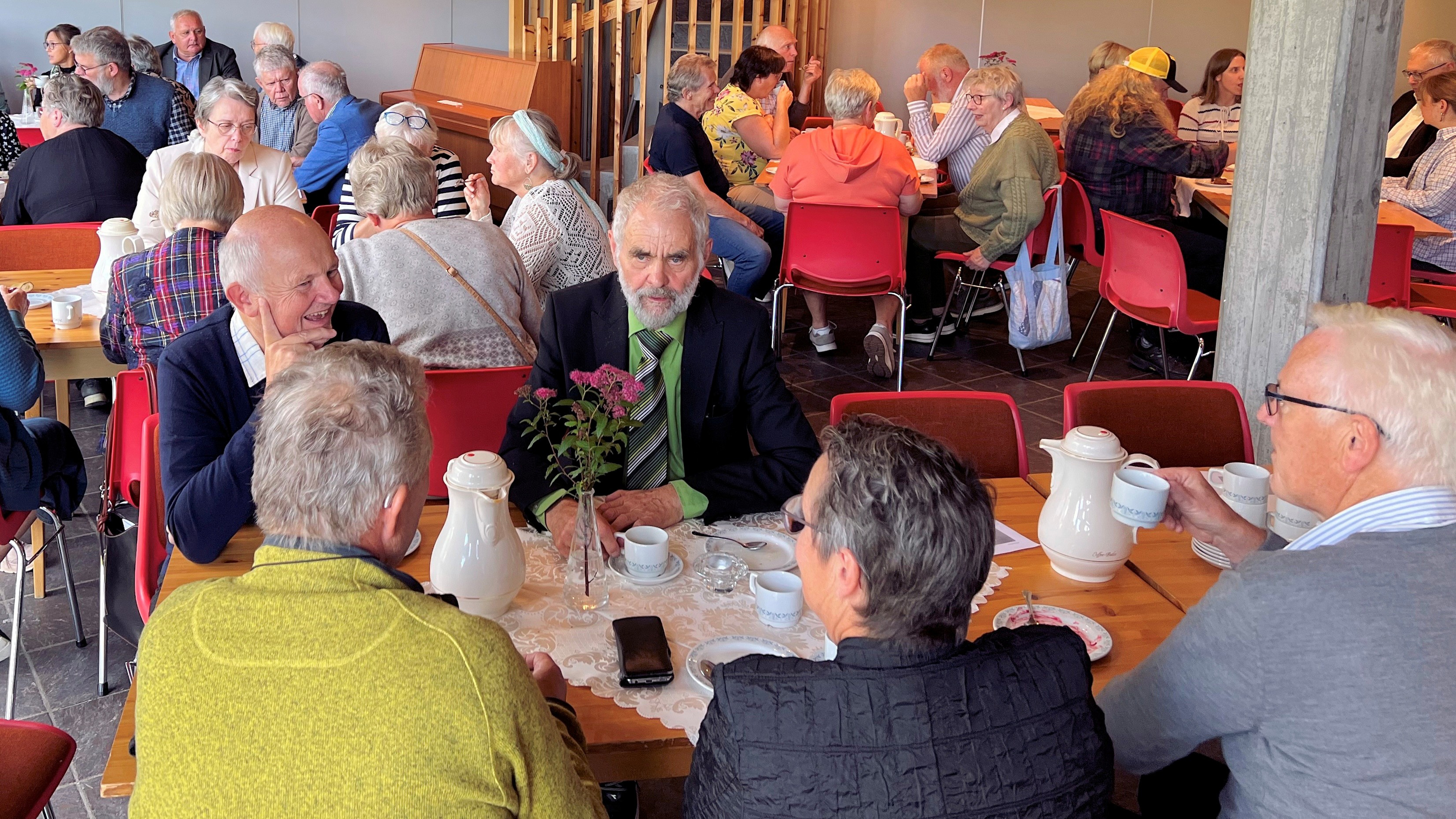 Det var mange gode samtalar då medlemer av bispedømerådet og sokneråda møttest til den første Bjørgvinsamtalen i Jølster 6. september. Foto: Dag Sele