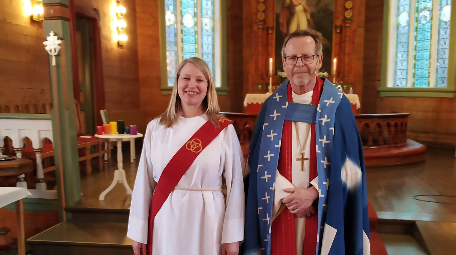 Gudveig Kartveit Sundsbø vart ordinert som diakon på Radøy. No løyver bispedømerådet pengar til stillinga. 