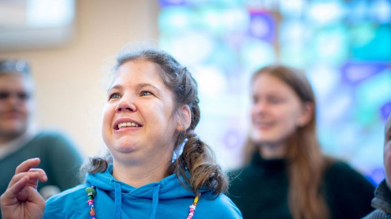 Fellesskap på gudsteneste for og med alle. Foto:  Bo Mathisen / Den norske kyrkja