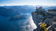 Frå fjellet Hornelen i Bremanger ser ein ut over ein del av sokna som no skal ha ny prest. Foto: Sverre Hjørnevik/Fjord Norge