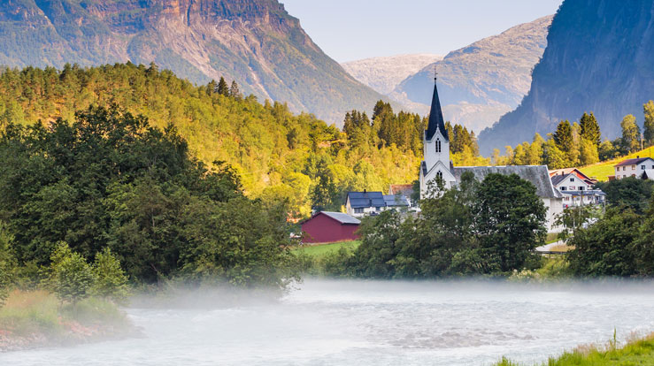 Fortun i Luster er blant dei sokna som har fått ny sokneprest. Foto av Fortun kyrkje: AdobeStock Hilda Weges