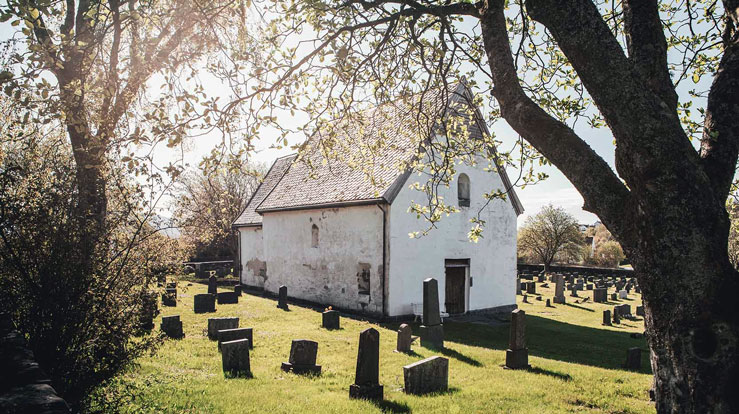 Moster gamle kyrkje. Tusenårsjubileet for kristenretten på Moster blir i bispedømet bl.a. markert med ein TV-serie om kristenretten ved Thor Haavik, markeringar i sokna og ulike arrangement på Moster. Foto:Moster amfi/Abstract media