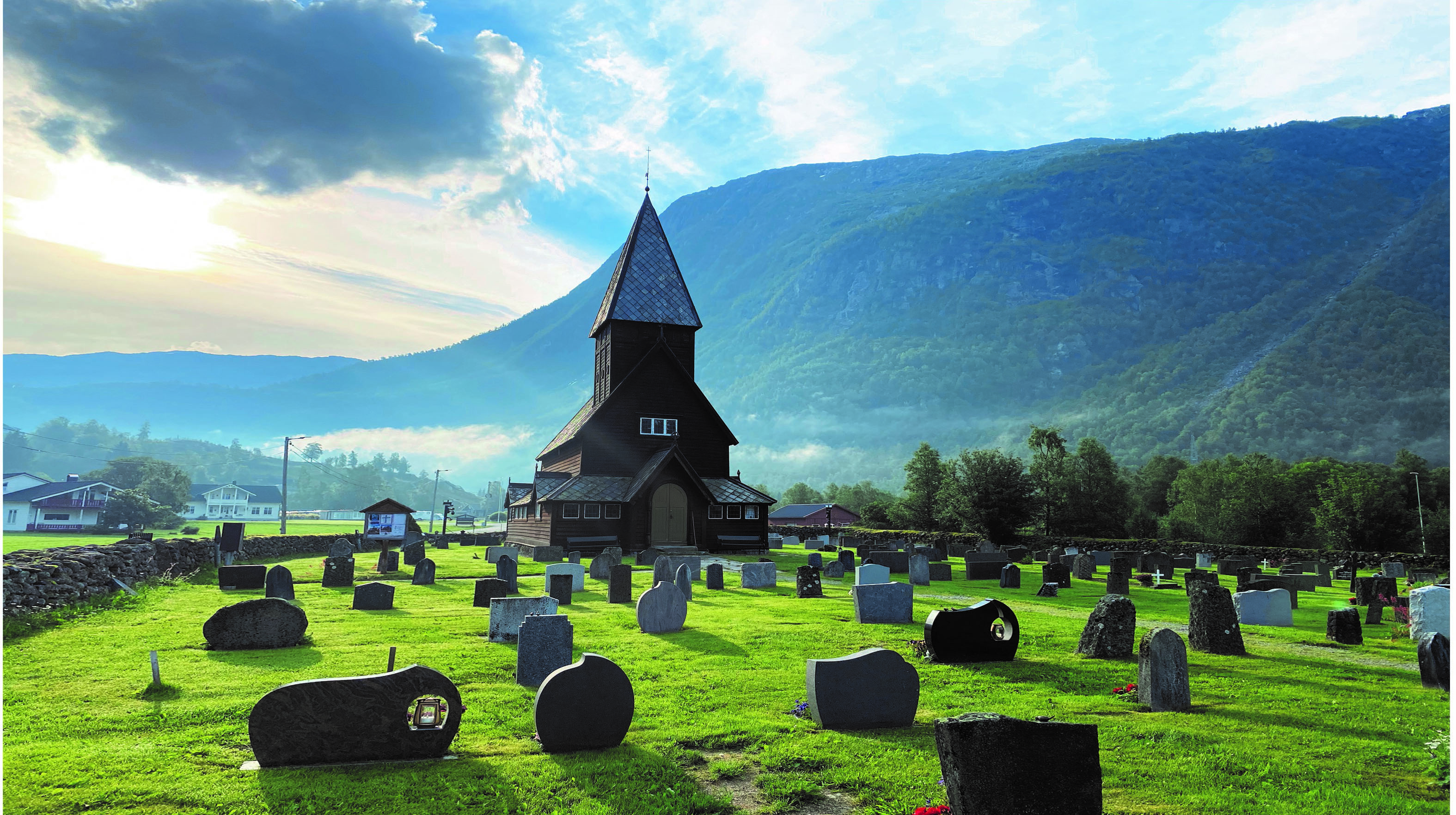 Røldal stavkyrkje er målet for vandringa i juli. Foto: Eirik Moe
