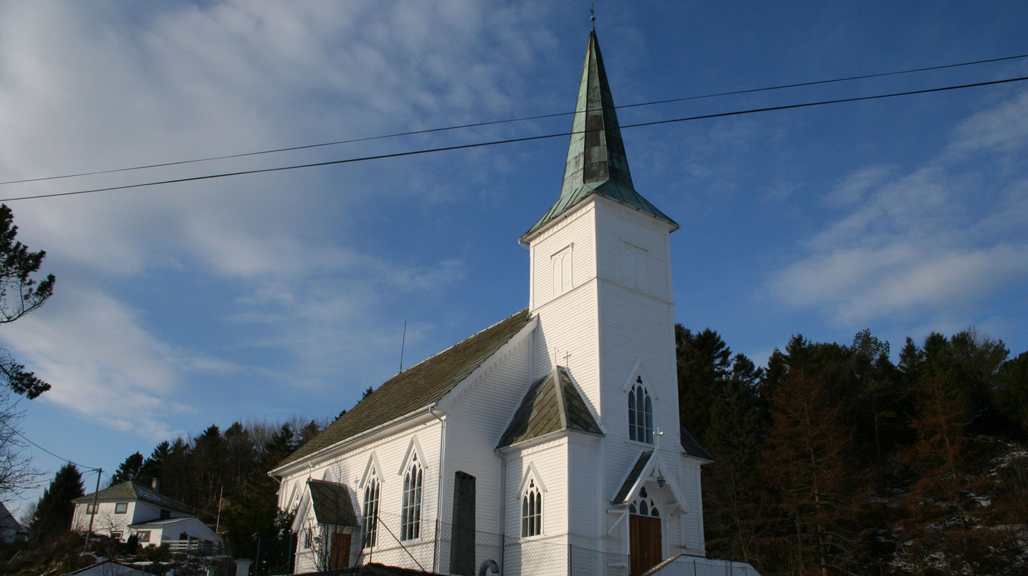 Bispedømerådet har no formelt gjeve Stolmen kyrkje namnet som har blitt brukt i ein del år etter at den tidlegare heitte Møkster kyrkje. Foto: Arne M. Flatøy, kyrkjebyggdatabasen