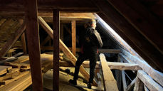 Det er millionar å henta i det nye kyrkjebevaringsfondet for verna kyrkjer. Her er Riksantikvaren sin mann på synfaring i Strandbarm kyrkje.