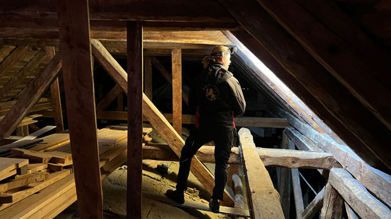 Det er millionar å henta i det nye kyrkjebevaringsfondet for verna kyrkjer. Her er Riksantikvaren sin mann på synfaring i Strandbarm kyrkje.