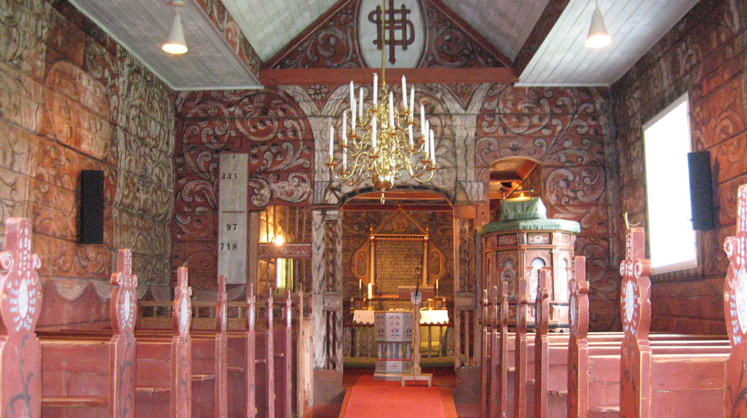 Det meste i eit kyrkjerom krev godkjenning ved endring, anten det er møblementet, tekstilar eller kunst. Jostedal kyrkje, foto: Luster kyrkjekontor