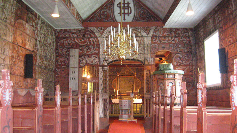 Det meste i eit kyrkjerom krev godkjenning ved endring, anten det er møblementet, tekstilar eller kunst. Jostedal kyrkje, foto: Luster kyrkjekontor