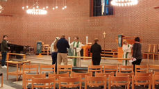 Nattverd for første gong sidan 11. oktober i Åsane kirke. Foto: Tore Skjæveland