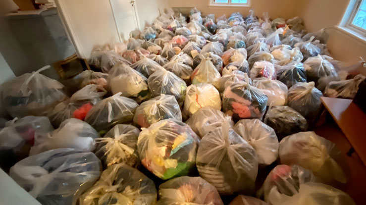 Litt av sekkene med klede til Cuba