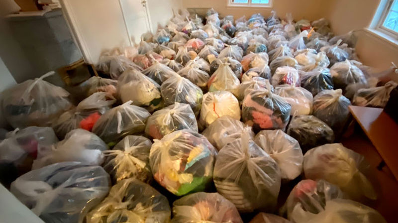 Litt av sekkene med klede til Cuba