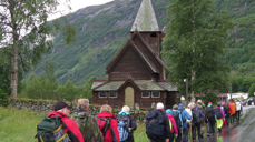 Pilegrimar til Røldal kyrkje. Foto: Dag Kvarstein