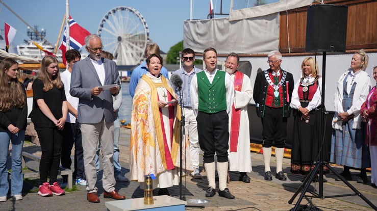 Trio Frans, f.v. Alf Tore Hommedal, Ragnhild Jepsen  og Kjetil Almenning, blir med på opninga av pilegrimsfellesskapet Sta. Sunniva Bergen. Her frå Verdiseglasen 2024. Foto: Gyrid C. Nygaard