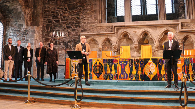 Domprost Gudmund Waaler presenterte bispedømet si markering av landslovsjubileet. På biletet elles er f.v. Reidar Digranes, byråd for næring, kultur og idrett i Bergen kommune,  Kjell Kvingedal, miljødirektør Statsforvaltaren, Margareth Hagen, rektor ved UiB,  Gunnar Yttri, rektor ved Høgskulen på Vestlandet, Marianne L. Nielsen, direktør Bymuseet i Bergen  og til høgre Jon Askeland, fylkesordførar.  Foto: Helen Daae Frøyseth/Vestland fylkeskommune.