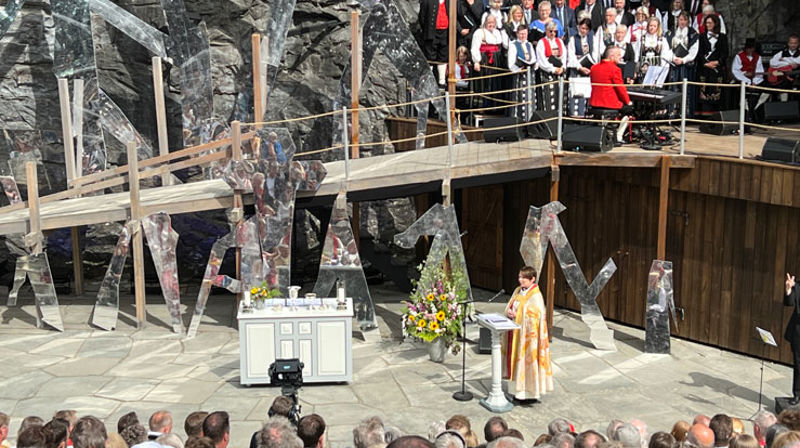 Biskopen preikar på Moster 2. juni 2024 under feiringa av Kristenretten sitt 1000-årsjubileum. Frå framsida av årsrapport for 2024.