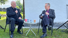 Erkebiskopen av York, Stephen Cottrell, meiner vi må bli meir som Jesus for at verda skal bli betre. Her saman med biskop em. Halvor Nordhaug i ein av verdisamtalane som fann stad i framfor veggen på gamle Moster kyrkje.