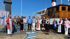 Pilegrimane frå MS Caroline af Sandnes og MS Granvin fekk ei storslått mottaking etter endt etappe. Her les Ragnhild Gudbrandsen dikt på Shetland-Larsens brygge.