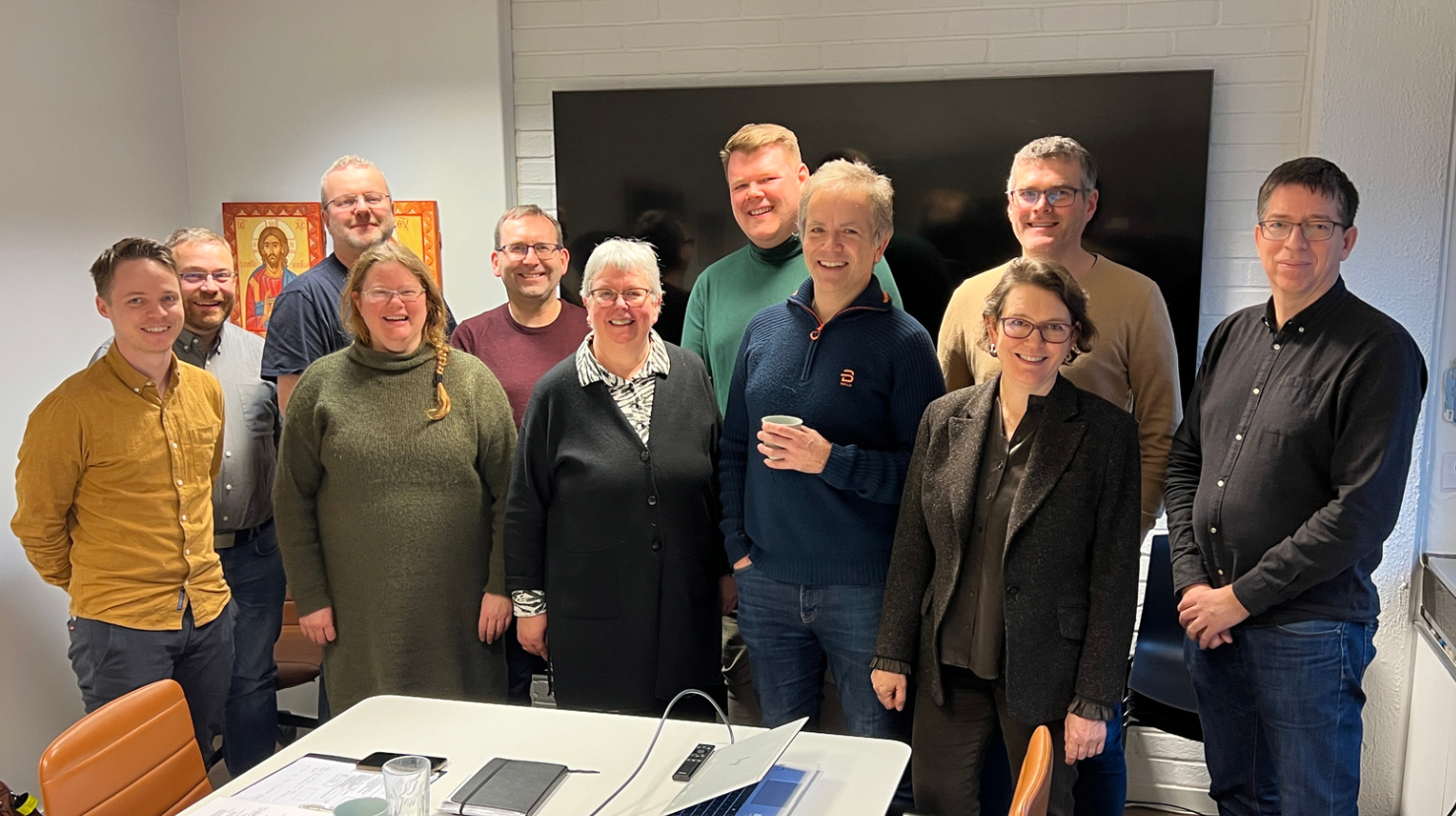 Verneombod i Bjørgvin samla i januar 2023: (framme f.v.) Jørgen Skogestad Kleiven - Vesthordland, Hege Høibye - Nordfjord, Marit Isaksen Espedalen - hovudverneombod, Olav Johannes Oma - Sunnhordland, Gunn Kongsvik - Bergensdalen (bak f.v.) Inge Høyland - Bergen domprosti, Frode Kvamsøe - Hardanger og Voss, Arne Mulen - Åsane, Håkon Kinsarvik - Nordhordland, Roar Hallesby Evjedal - Fana og Sverre Johan Nærheim - bispedømekontoret.