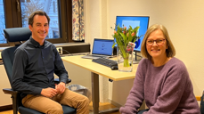 Geir Endre Kristoffersen er ny i ein kombinert stilling som regionskoordinator for Kirkens Nødhjelp i Vestland og kommunikasjonsrådgjevar i Bjørgvin bispedøme. Her med Siv Bonde frå Kirkens Nødhjelp. Foto: Jens Z. Meyer