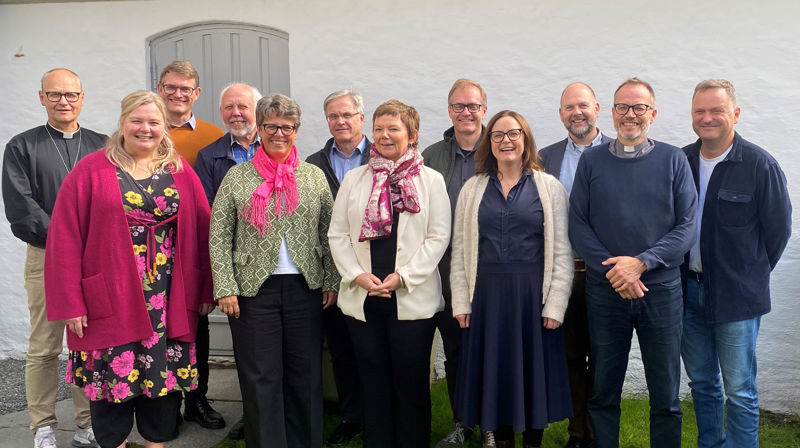 Biskopen i Bjørgvin og prostane samla til prostemøte i Bergen august 2023. F.v.: Gudmund Waaler, Maren Flotve Tischendorf, Leif Endre Grutle, Svein Arne Theodorsen (dåverande prost i Sunnhordland), Kristin Sævik Litlere, Arild Hellesøy, biskop Ragnhild Jepsen, Jan Tommy Fosse, Mari Saltkjel, Kjell Olav Høstaker Nordheim, Helge Taranrød og Knut Magne Nesse.