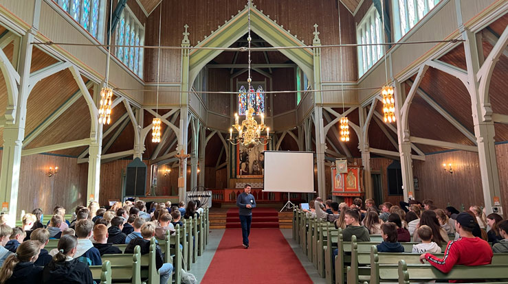 Sogndal har fått ny spesialprest for ungdom og unge vaksne. Foto frå konfirmantlaurdag i Stedje kyrkje 2024 (Birte Husum)