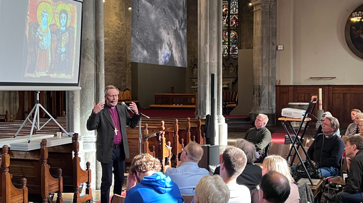 Haustens turné blir for mange siste høve til å møta Halvor Nordhaug som biskop i Bjørgvin. Han har med seg stiftsdirektør Jan Ove Fjelltveit og fleire andre når han kjem rundt til kvart prosti. Her møter han dei tilsette i domprostiet.