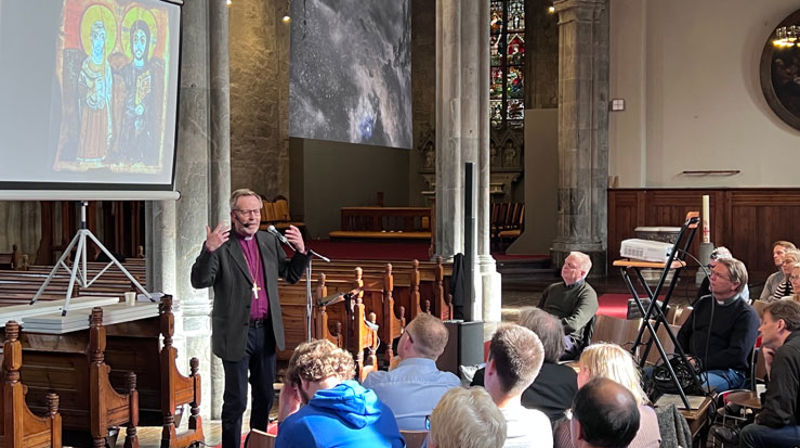 Haustens turné blir for mange siste høve til å møta Halvor Nordhaug som biskop i Bjørgvin. Han har med seg stiftsdirektør Jan Ove Fjelltveit og fleire andre når han kjem rundt til kvart prosti. Her møter han dei tilsette i domprostiet.