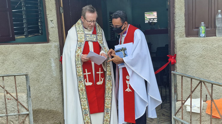 Biskopene Nordhaug og Laborde med siste forberedelser før innvielsesgudstjenesten i Dajao-kirka. Foto: Jan Ove Fjelltveit
