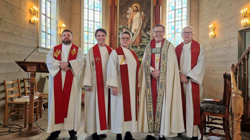 Biskop em. Halvor Nordhaug stod for ordinasjonen av Åse Selsvold som no er tilsett som sokneprest i Husnes og Holmedal.Her står ho i midten saman med biskopen og dei andre prestane i Kvinnherad. Foto: Olav Svalland