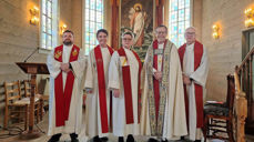 Biskop em. Halvor Nordhaug stod for ordinasjonen av Åse Selsvold som no er tilsett som sokneprest i Husnes og Holmedal.Her står ho i midten saman med biskopen og dei andre prestane i Kvinnherad. Foto: Olav Svalland