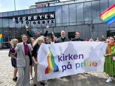 Biskop Kari holdt appell og deltok sammen med andre representanter fra kirken på PRIDE parade i Sarpsborg 15. juni 2024