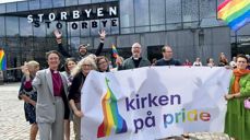 Biskop Kari holdt appell og deltok sammen med andre representanter fra kirken på PRIDE parade i Sarpsborg 15. juni 2024