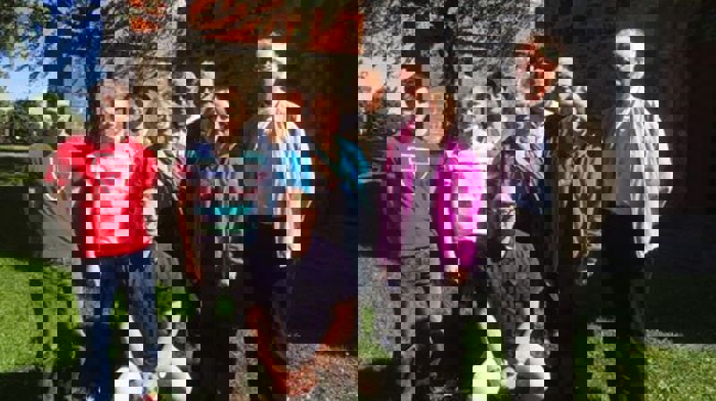 Noen av deltakerne på VTP utenfor søsterkirkene på Gran. Borg er representert ved biskop Atle Sommerfeldt og rådgiver Frank Oterholt.